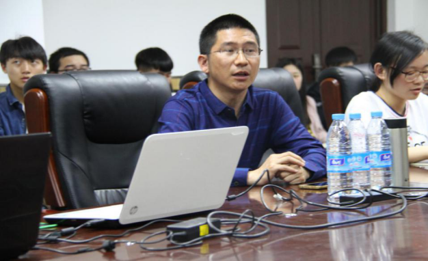 辅导员袁洪波老师发言