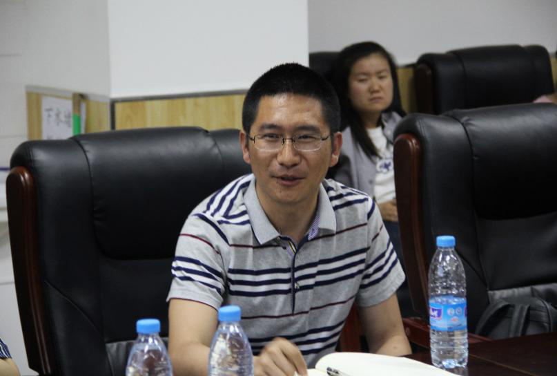 辅导员袁洪波做总结
