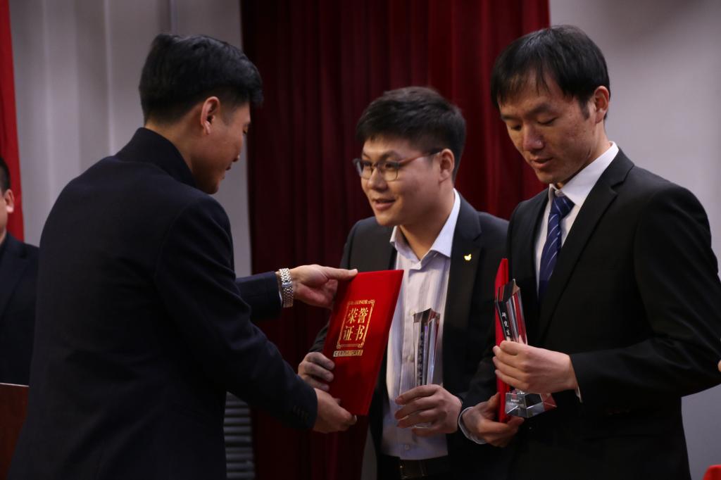 研究生工作部部长徐国峰为获奖研究生颁奖