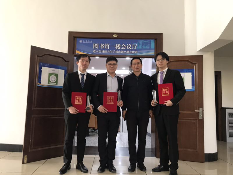 袁洪波老师与获奖同学合影