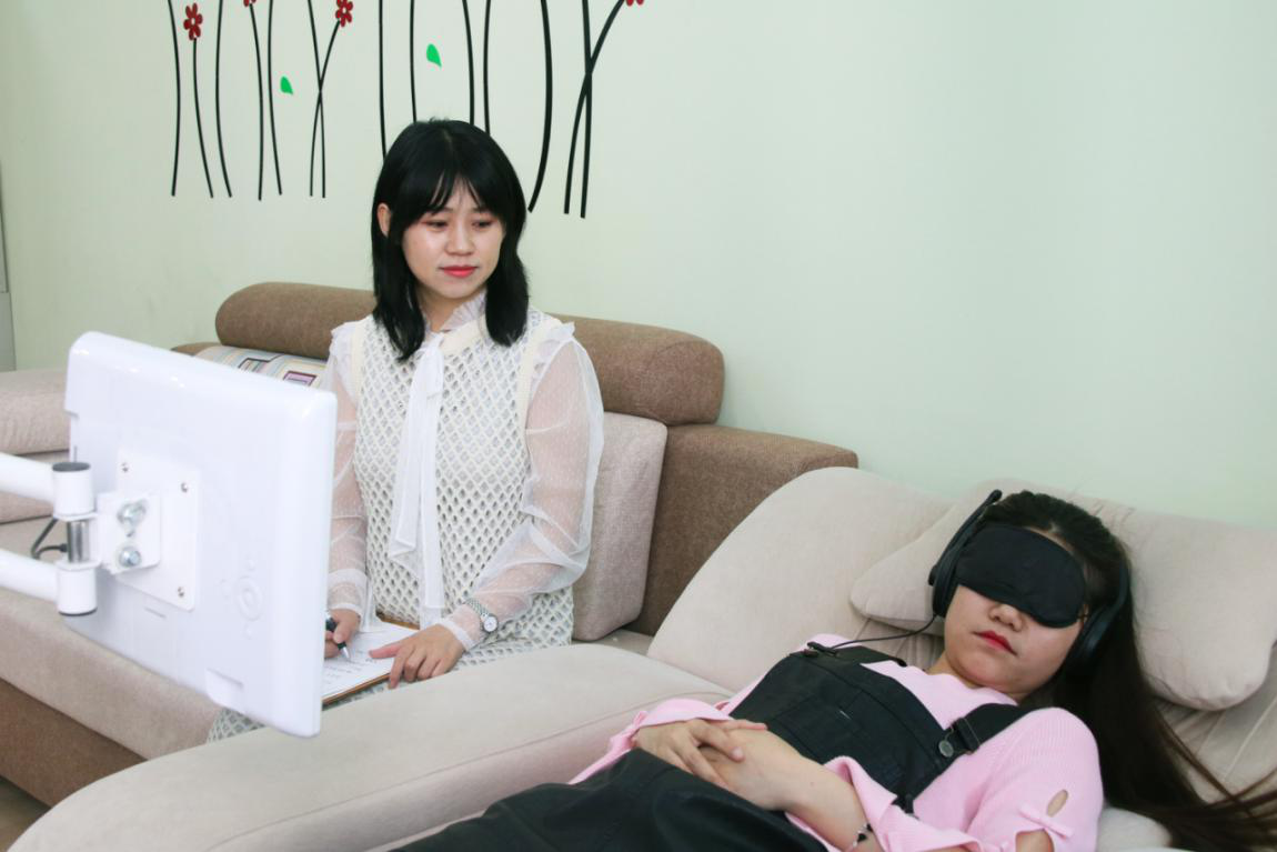 研究生代表体验音乐减压治疗
