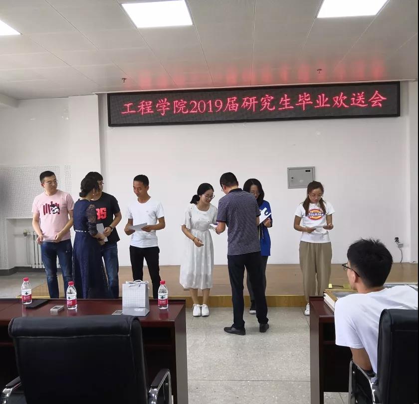颁发纪念品